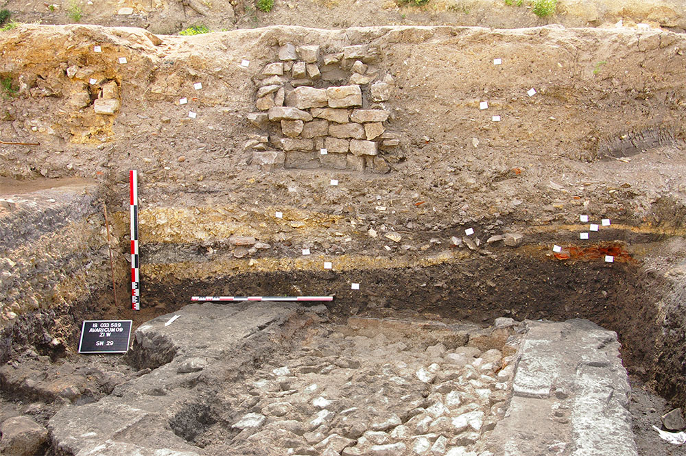 Tranche de sol urbain archéologique fouillé sur le site de la ZAC Avaricum ; Service d’archéologie préventive de Bourges Plus, 2009.